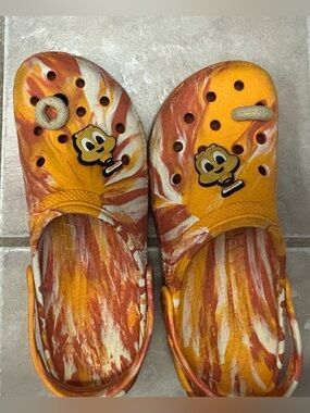 * Honey Nut Cheerios * Limited edition Crocs sz 11 M / 12 W GUC + Jibbitz